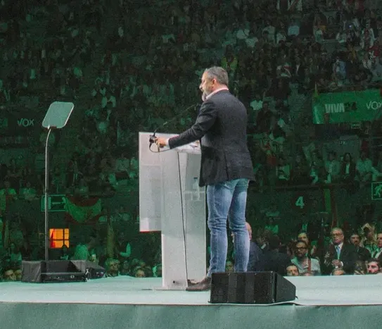 Santiago Abascal en un mitin, con el atril y el público al fondo